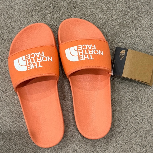 NWT The North Face Women's Basecamp III Slide, 9, Dusty Coral Orange/TNF White - Picture 1 of 4